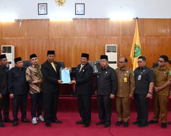 Berita Sore/Birong RT Teks poto: Walikota P. Sidempuan, Irsan Efendi Nasution, saat SH, MM menyerahkan laporan keterangan pertanggung jawaban (LKPJ) Pemko Tahun Anggaran 2022 pada sidang paripurna DPRD, Selasa (9/5).