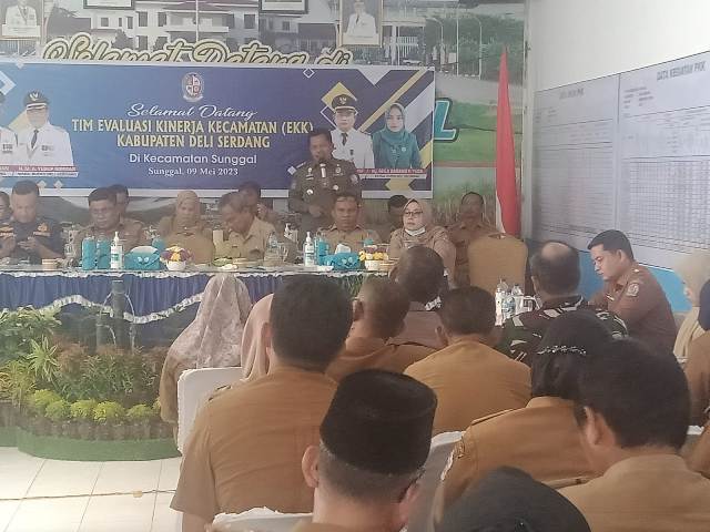 Teks foto: Sekretaris Sat Pol PP Eko Sapriadi saat memberikan pandangan di aula Kantor Camat
