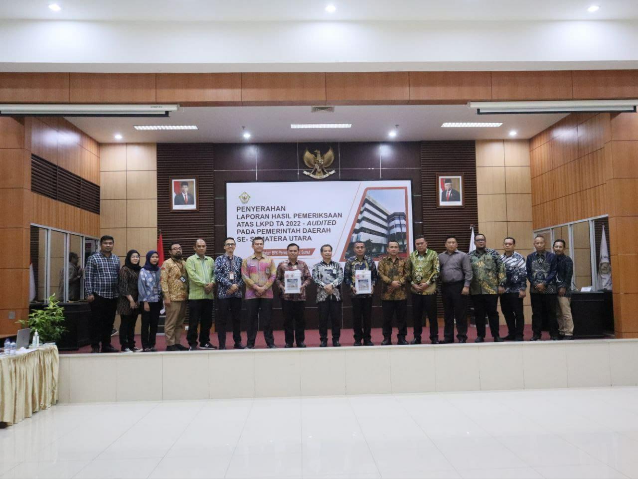 Teks Foto : Bupati Paluta Andar Amin Harahap Sstp Msi, Ketua DPRD Paluta Mukhlis Harahap, Sekda Patuan Rahmat Syukur P Hasibuan Sstp Mm, Kepala Inspektorat Erwin Hotmansyah Harahap, Kepala BPKPD Bangun Parlaungan, Kabag Umum Setdakab Rahmat Hidayat Harahap.