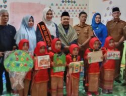 Bupati Tapsel – Bunda PAUD Kunjungi PAUD Bina Insani Dan Serahkan Bantuan