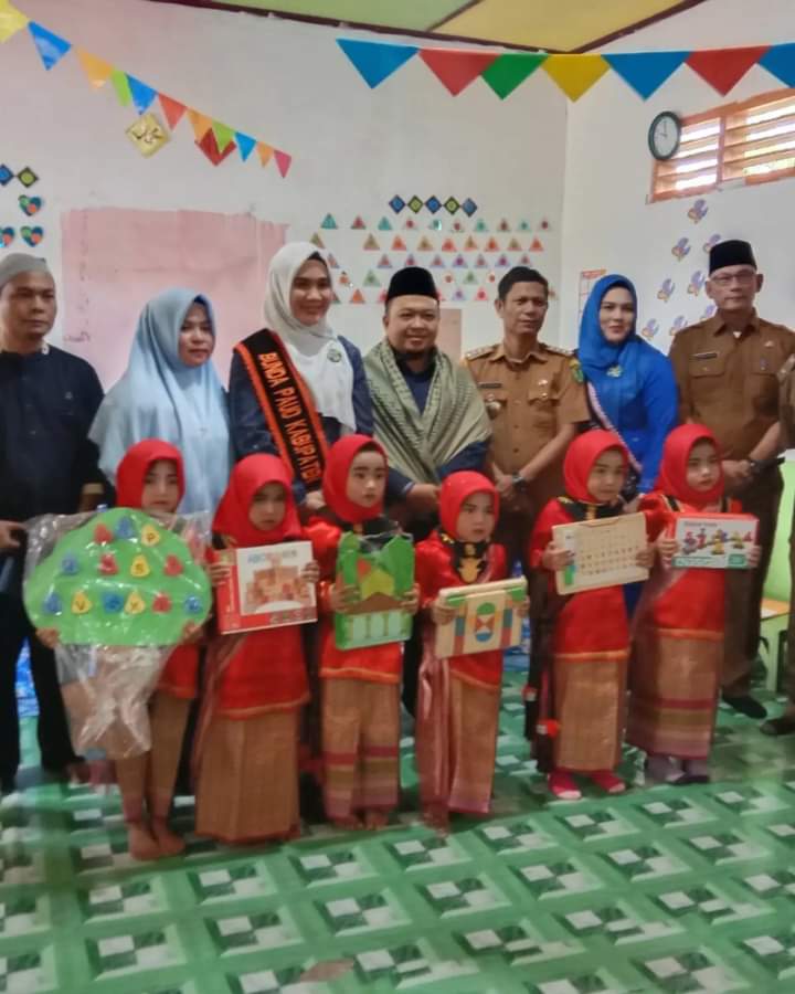 Berita Sore/Birong RT Teks poto: Bupati Tapsel, Dolly Pasaribu didampingi Bunda Paud, Ny Rosalina Pasaribu dan Camat Angkola Barat, M Thohir Parlindungan di sekolah PAUD Bina Insani di Desa Sialogo Kec.Angkola Barat, Rabu (10/5)