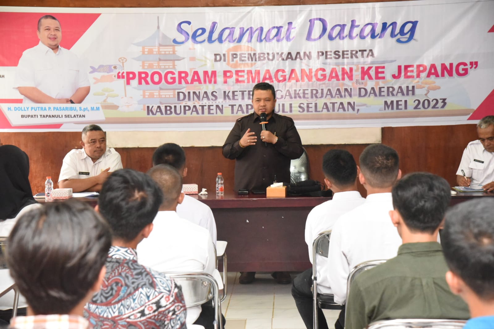 Berita Sore/Birong RT Teks poto: Bupati Tapanuli Selatan, Dolly Pasaribu saat memberikan pengarahan kepada peserta seleksi magang di UPTD Balai Latihan Kerja (BLK) Kabupaten Tapsel, Siharang-Karang, Kota Padang Sidempuan, Rabu (10/5).