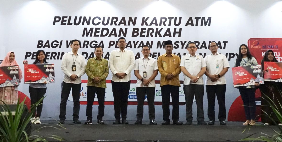 Berita Sore/ist Walikota Medan Muhammad Bobby Afif Nasution(tiga kiri) bersama Plt Direktur Utama Bank Sumut Hadi Sucipto (dia kiri) pada acara peluncuran kartu ATM berlogo khusus "Medan Berkah" di gedung MICC Jalan Gagak Hitam nomor 1 Mm edan Rabu (10/5).