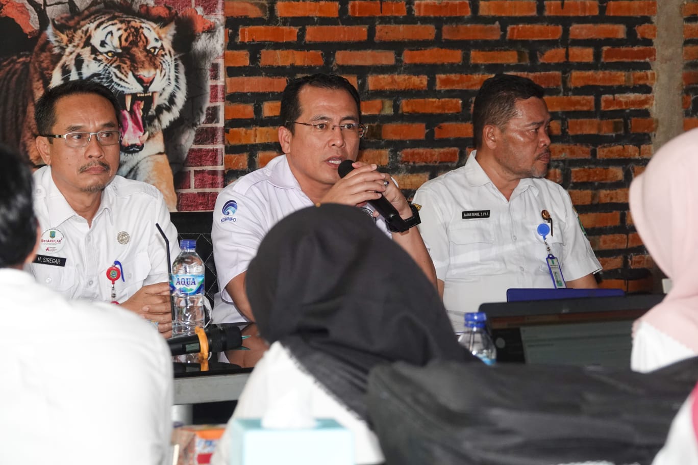 Teks Foto: Kadis Kominpo Paluta Lailar Rusdi Nasution Sstp Mm Menyampaikan Laporan.