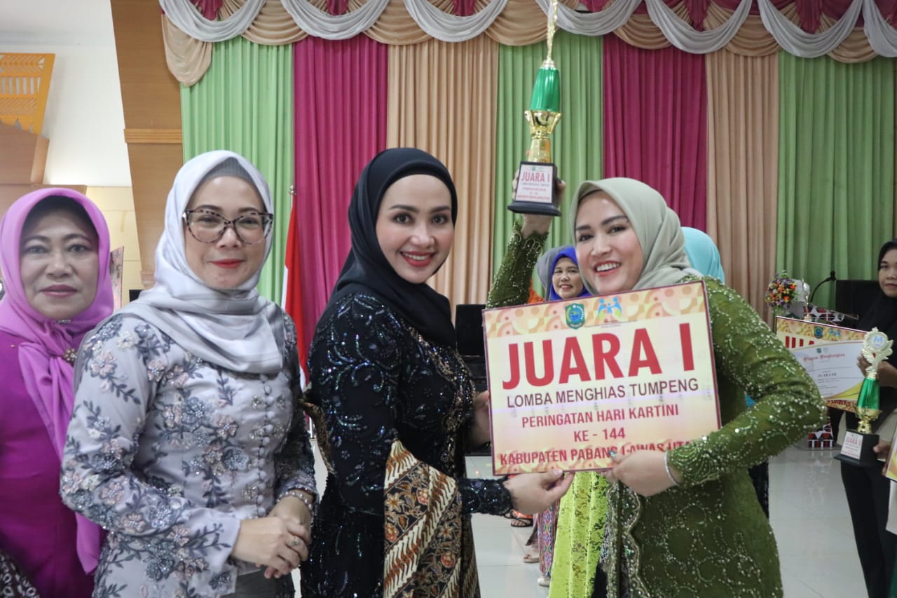 Teks Foto : Tim Juara 1 Menerima Tropi Dari Ketua Tim Penggerak PKK Paluta.