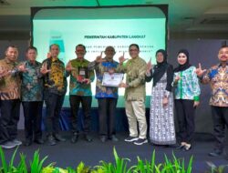 H. Syah Afandin Terima Penghargaan ASN Ber-AKHLAK