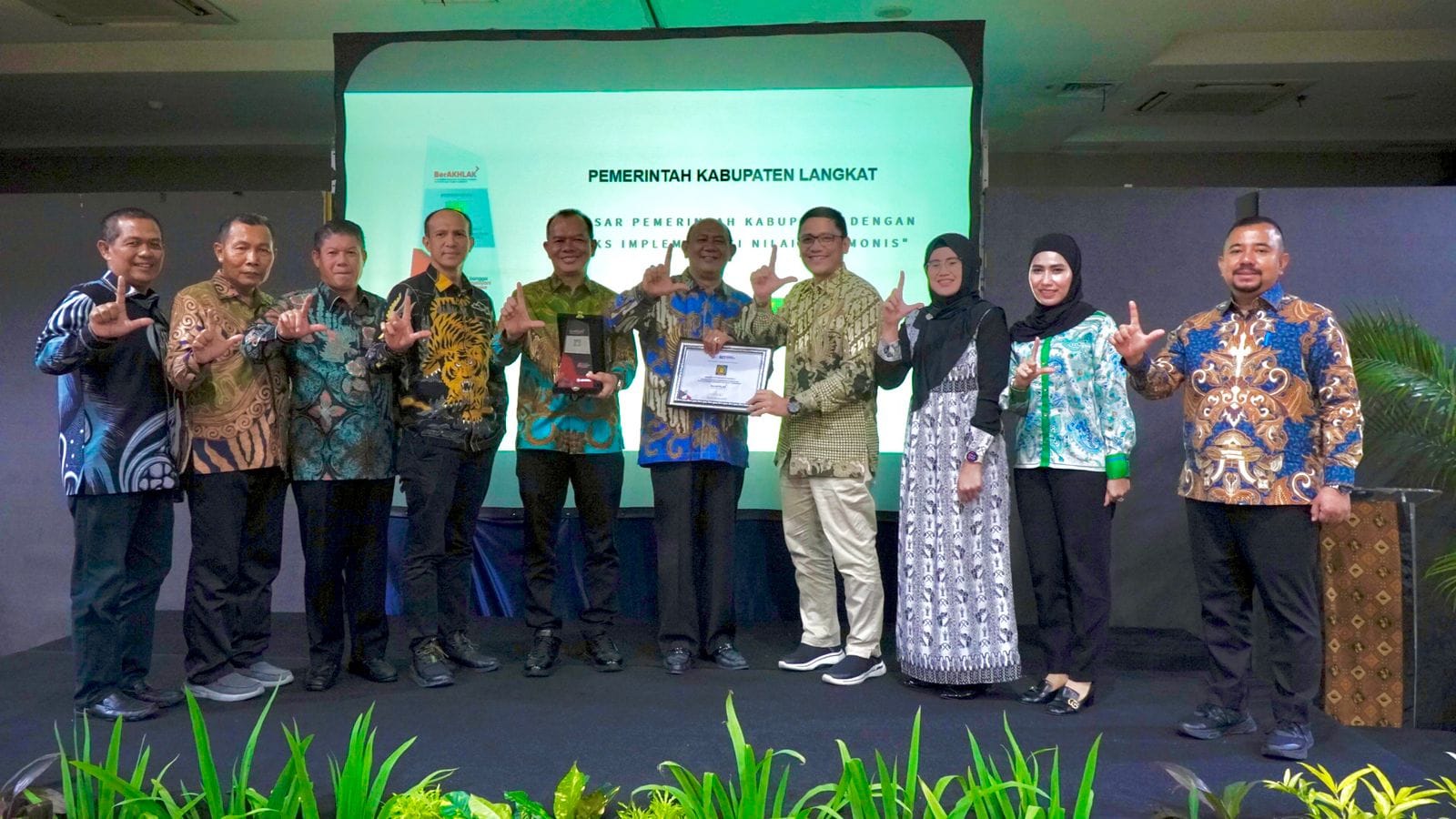 Teks Foto/Beritasore/ist Plt Bupati Langkat H.Syah Afandin,SH foto bersama, di Menara 165 Lt. 24 Jl. TB. Simatupang Kav. I Cilandak Jakarta Selatan, Senin (8/5/2023).