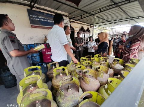 Berita Sore/Birong RT Teks poto: Tim terpadu Pemko terdiri dari Polres P. Sidempuan, Satpol PP, Dinas Perdagangan, Dinas Ketapang bersama pihak Pertamina melakukan peninjauan atas kelangkaan gas subsidi 3 kg di P.Sidempuan, Kamis, (11/5).