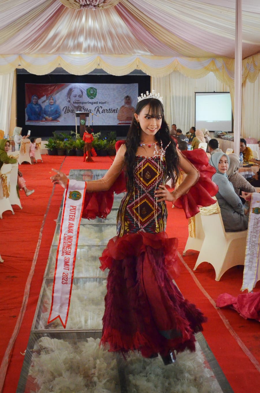 Berita Sore/Birong RT Teks poto: Lomba fashion show hiasi peerayaan hari R.A KARTINI ke-144 di Kota P.Sidempuan, Kamis (11/5).