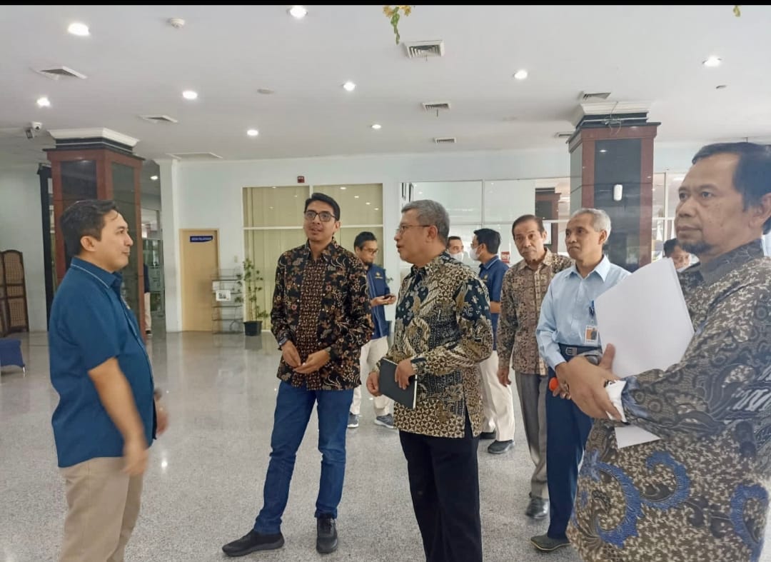 Teks foto Berita Sore/ist Komwasjak meninjau Pelayanan KPP Pratama Medan Timur didampingi Kepala Kanwil DJP Sumut I Eddi Wahyudi (kiri) Rabu (10/5).