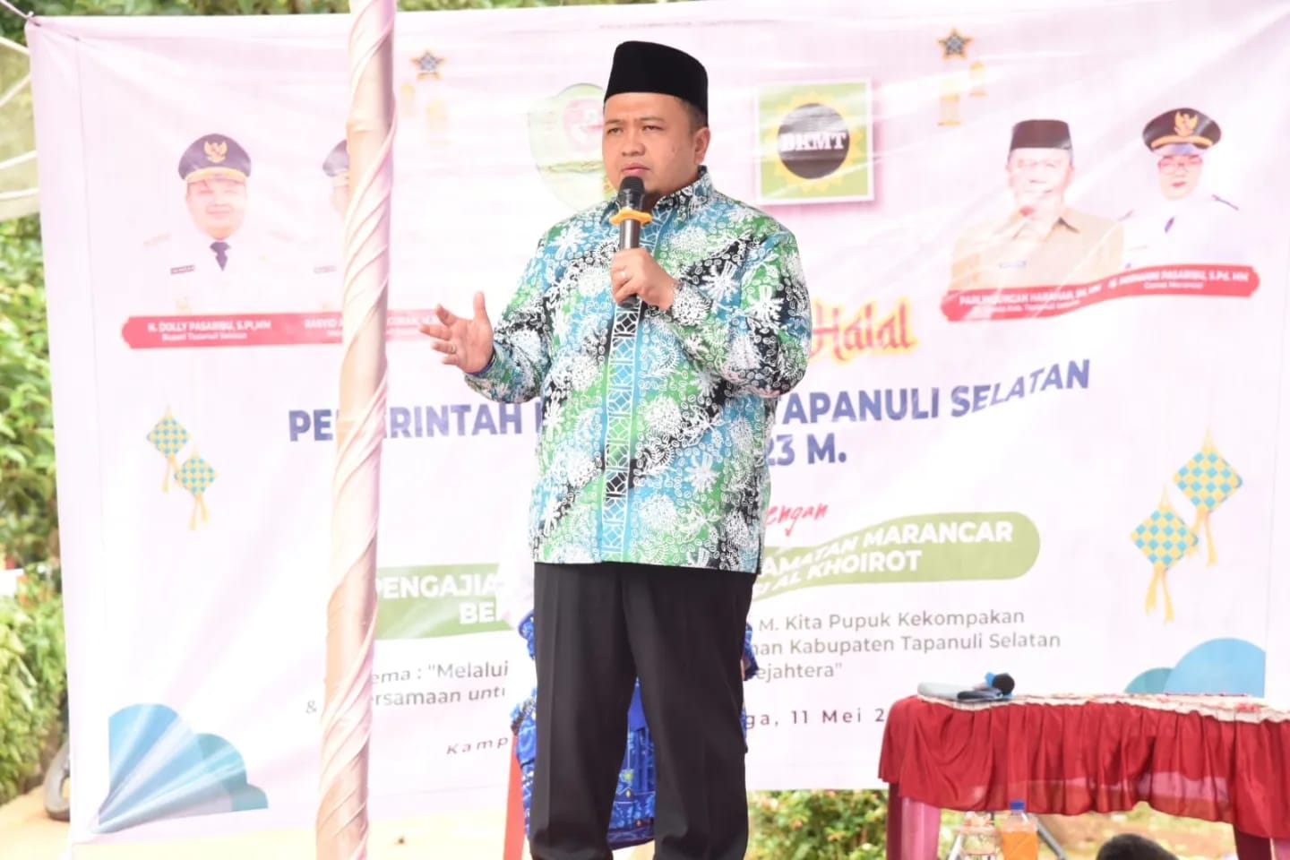 Berita Sore/Birong RT Teks poto: Bupati Tapanuli Selatan (Tapsel) H. Dolly Pasaribu mengahdiri acara Halal Bi Halal Badan Kontak Majelis Taklim (BKMT) Kecamatan Marancar, di Kampung Gunung Binanga, Kamis (11/5).