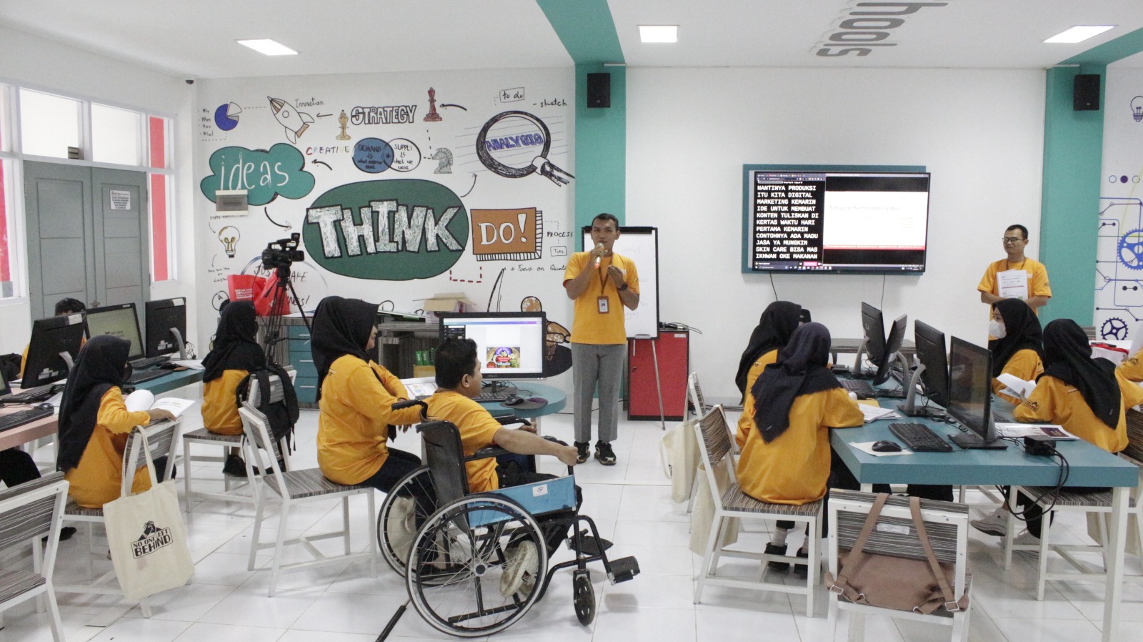 Teks foto Berita Sore/ist Salah satu pelaksanaan program Pelatihan Teknologi Informasi dan Komunikasi bagi penyandang disabilitas yang diselenggarakan Telkom bersama Yayasan Pendidikan Telkom yang berlokasi di SMK Telkom Purwokerto Jumat (12/5/2023).