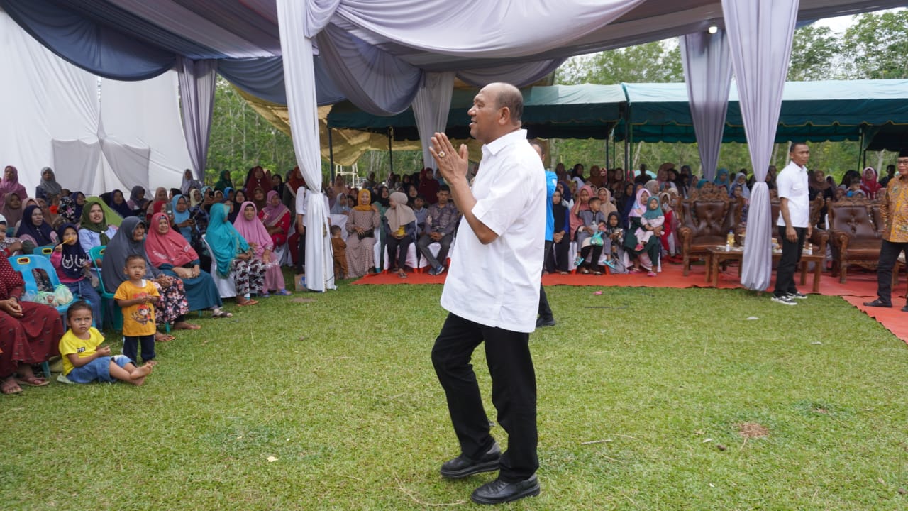 Teks Foto/Beritasore/ist Plt Bupati Langkat H.Syah Afandin,SH menghadiri acara Silaturrahmi dan Halal Bi Halal Masyarakat Pematang Jaya, di Lapangan Sepakbola Desa Salahaji Kecamatan Pematang Jaya, Rabu (10/5)