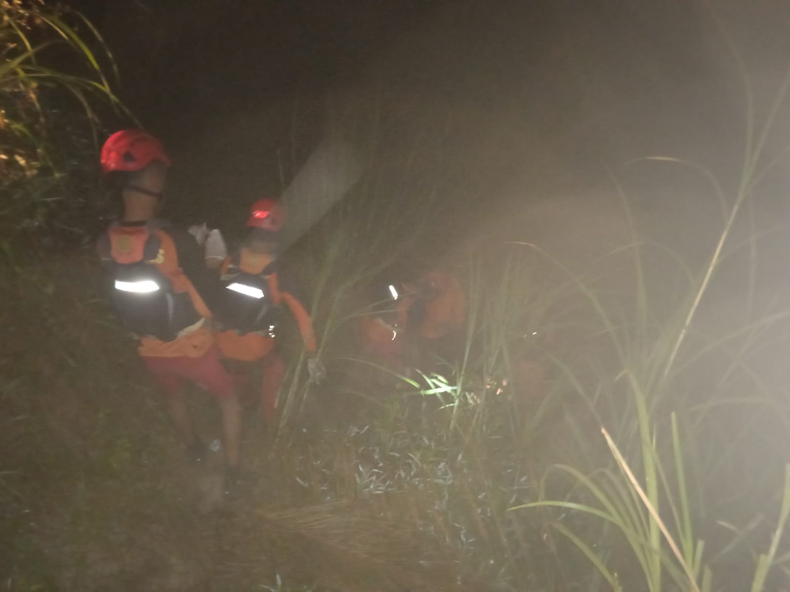 Teks Foto/Beritasore/ist  Tim gabungan saat mengevakuasi jenazah korban hanyut  di Sungai Gumit Kecamatan Selesai Kab.Langkat, Jumat(12/5/2023).