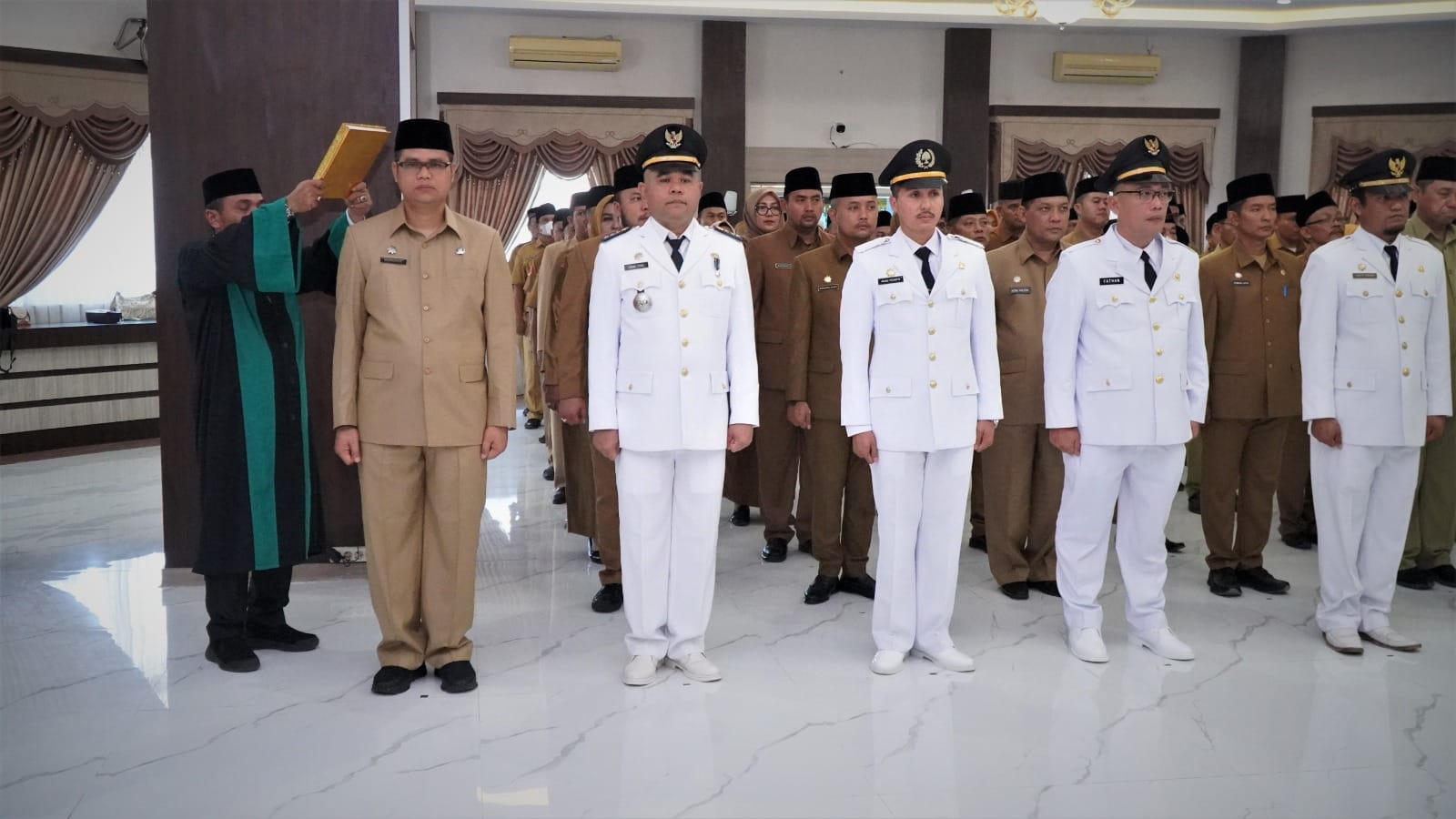 Teks Foto/Beritasore/ist 79 pejabat di jajaran Pemkab Langkat dilantik, di Ruang Pola Kantor Bupati Langkat, Jumat (12 /5).