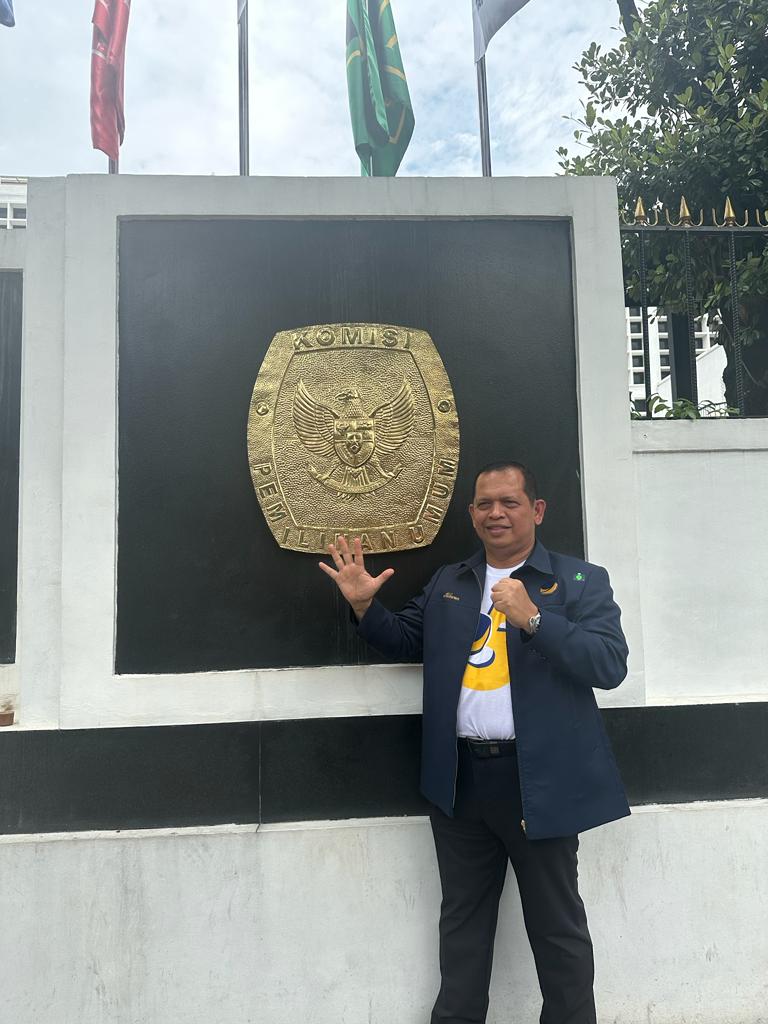 Teks fhoto Polisi Dhuafa Kombes Pol (Purn) H.Ikhwan Lubis SH,MH mantan Kapolres Batu Bara Ke-6 resmi mendaftar Calek DPR-RI dari Partai Nasdem ke KPU RI Jum'at (12/5-2023).beritasore/alirsyah