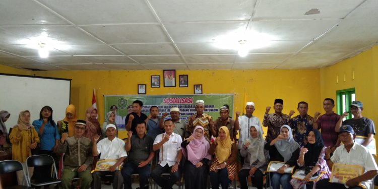 Berita Sore/Birong RT Teks poto: Acara sosialisasi Pemahaman Arti Demokrasi dan Kebebasan Berpendapat kepada masyarakat di aula kantor Camat P.Sidempuan Batunadua, Jum’at (12/5).