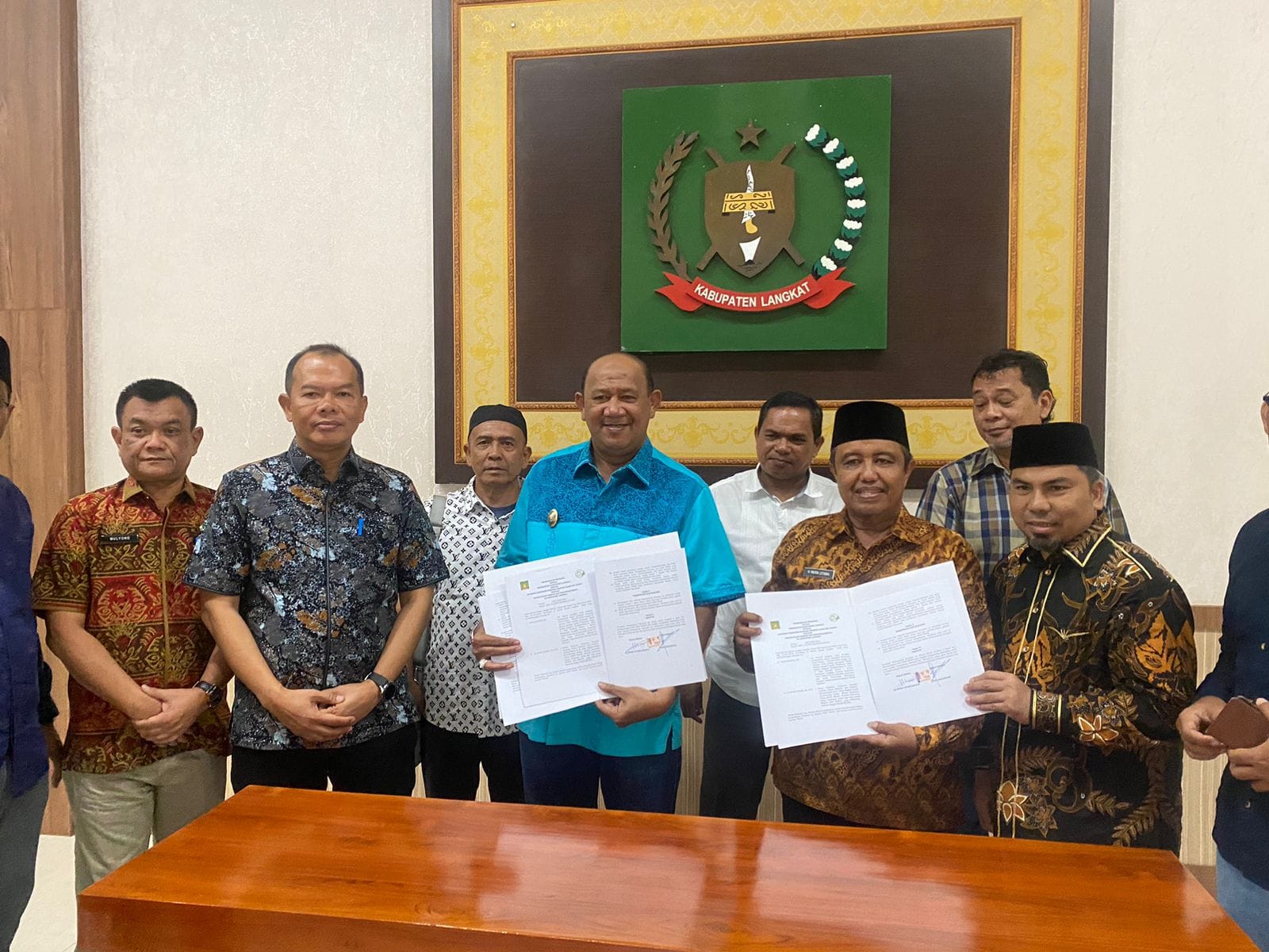 Teks Foto/Beritasore/ist  Plt  Bupati Langkat H.Syah Afandin SH melakukan Penandatanganan Kesepakatan Bersama Antara Pemkab Langkat dengan Dr.Indra  Utama SE,M.Si selaku Ketua KPSAU MUI Sumut, tentang pengelolaan sampah dan pemanfaatannya, di Rumah Dinas Bupati Langkat, Kamis (11/5/2023). 