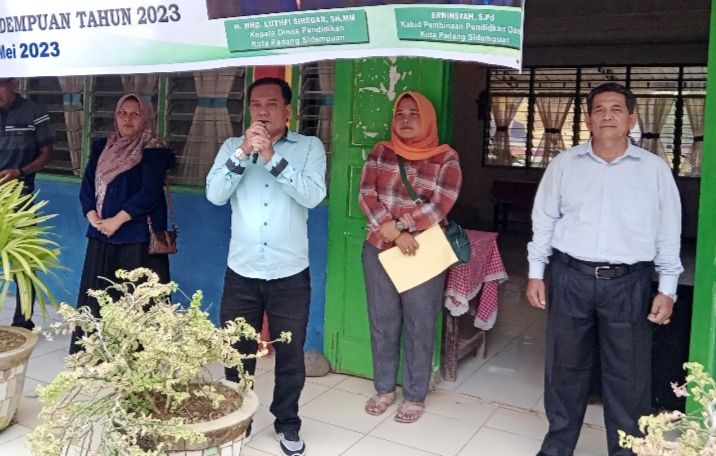 Berita Sore/Birong RT Teks poto: Panitia seleksi, Kurnia Putera Harahap SSos (Kasi Peserta Didik dan Pembangunan Karakter Disdik Kota P.Sidempuan) saat memberikan arahan kepada peserta (O2SN), Jum' at (12/5).