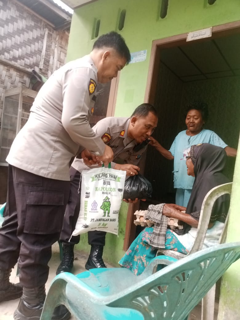Kapolsek Pulau Raja Polres Asahan AKP M. HARAHAP bersama Anggota melaksanakan giat Polres Asahan BERKAH berupa paket Sembako kepada nek Sandora. (Berita Sore/Paimin)