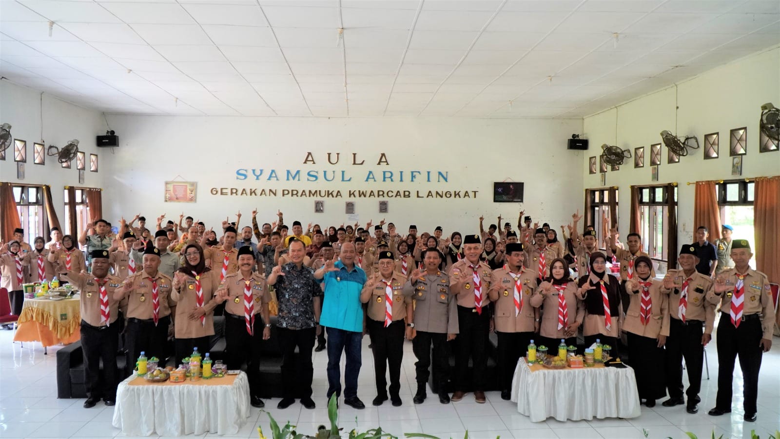 Teks Foto/Beritasore/ist   Plt Bupati Langkat H.Syah Afandin,SH menghadiri Silaturrahmi dan Halal Bihalal serta rapat kerja (RAKERCAB) Tahun Ke III Gerakan Pramuka Se Jajaran Kwarcab Langkat, di Gedung Pramuka Kwarcab Langkat, Kamis (11/5)