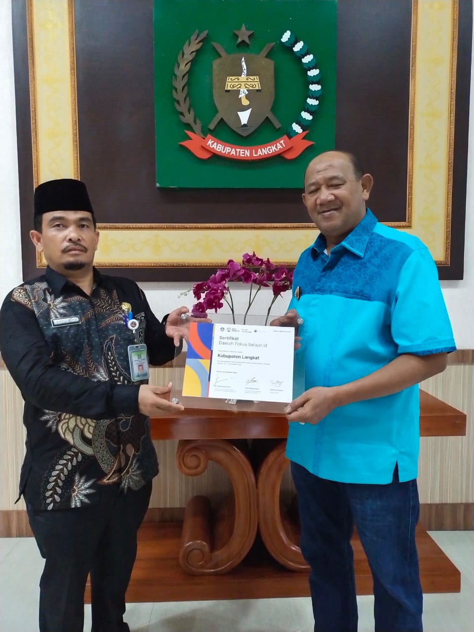 Teks Foto/Beritasore/ist Plt Bupati Langkat H.Syah Afandin SH Menerima Sertifikat Daerah Kemendikbud ristek RI melalui Co - Kapten Belajar.id Kabupaten Langkat oleh Kadis Pendidikan Kabupaten Langkat DR.H.Syaiful Abdi SH SE MPd, di Rumah Dinas Bupati Langkat, Kamis (11/5/2023). 