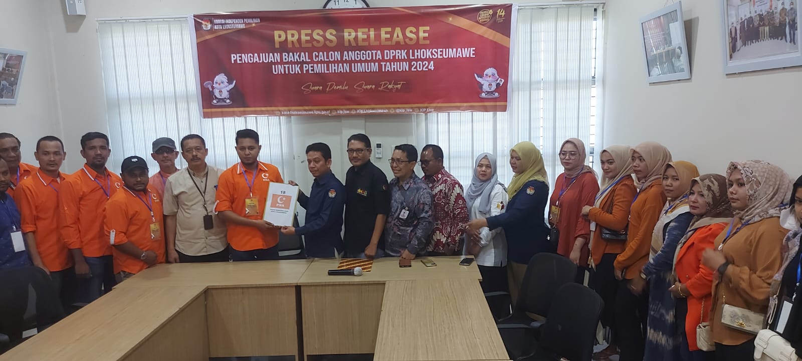 Teks Foto: Partai Nanggroe Aceh (PNA) DPW Kota Lhokseumawe telah mendaftarkan bakal calon legislatif (bacaleg), sebagai peserta Pemilu 2024 di Komisi Independen Pemilihan (KIP), Sabtu (13/5)