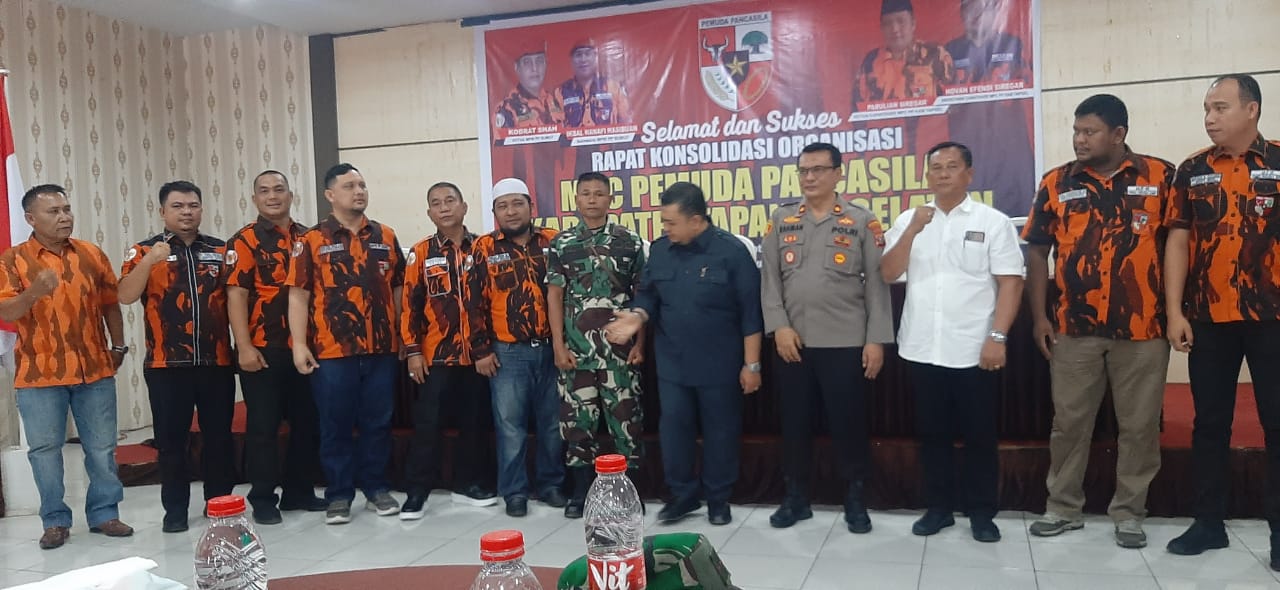 Berita Sore/Birong RT Teks poto: BUPATI Tapsel, Dolly Pasaribu (tengah) saat menghadiri Rapat Kondolidasi Majelis Pimpinan Cabang (MPC) Kabupaten Tapanuli Selatan (Tapsel) di Aula Hotel, Jln.SM Raja, Sitamiang, Kota P. Sidempuan, Sabtu (13/5).