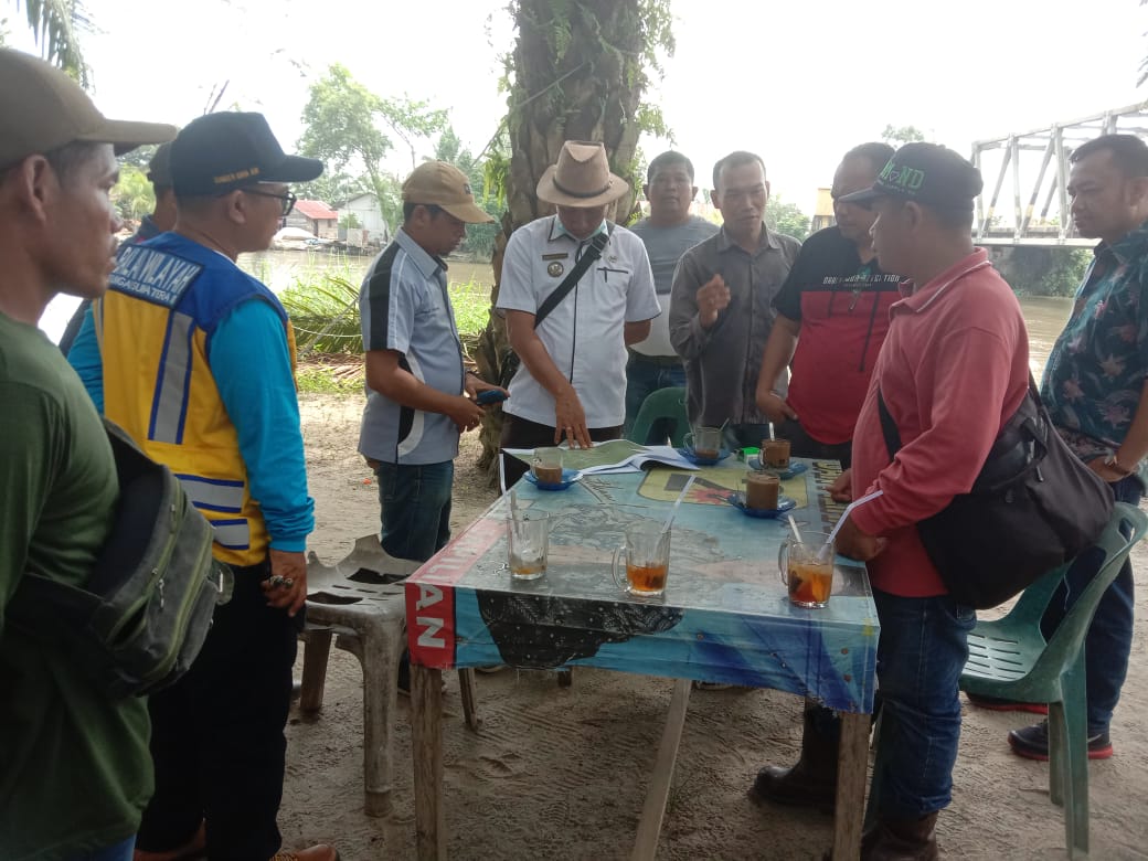 Kepala Desa Perbangunan Arinton Sihotang menjelaskan peta Sungai Nantalu yang mengalami erosi, sedimentasi dan vegatasi kepada personil BWS Sumatera II saat melihat langsung muara Sungai Nantalu,
