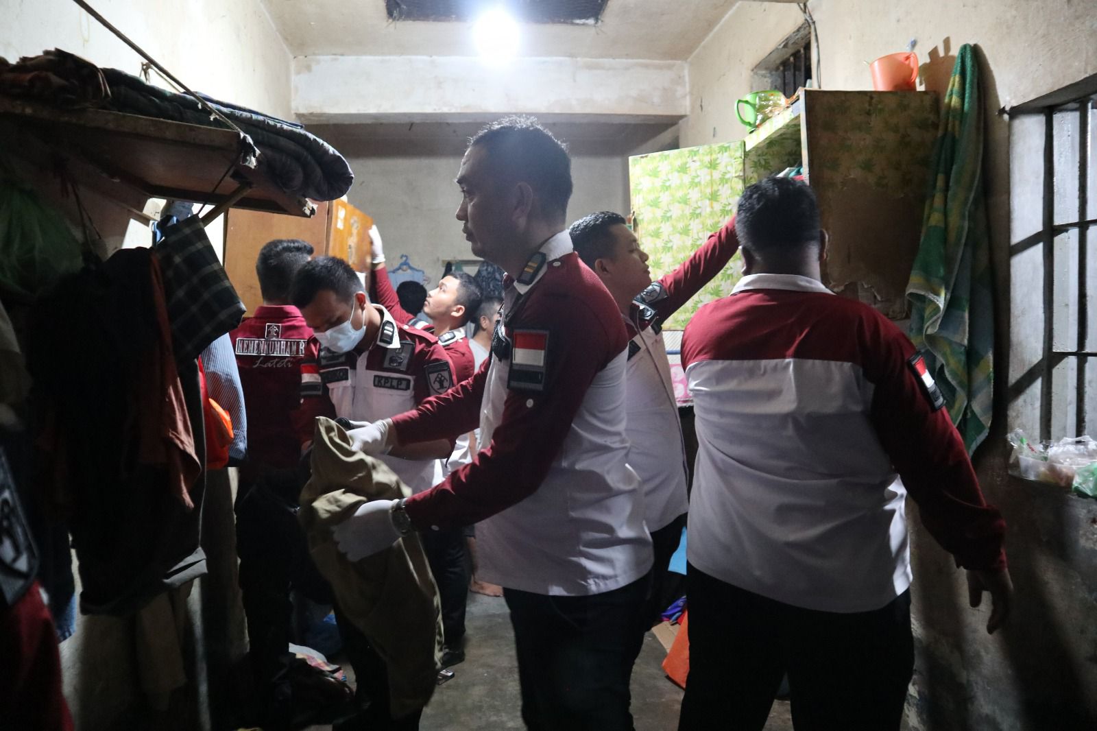 KPLP Lapas Klas IIB Tebingtinggi, Fransisco Pandia saat menggeledah kamar WBP