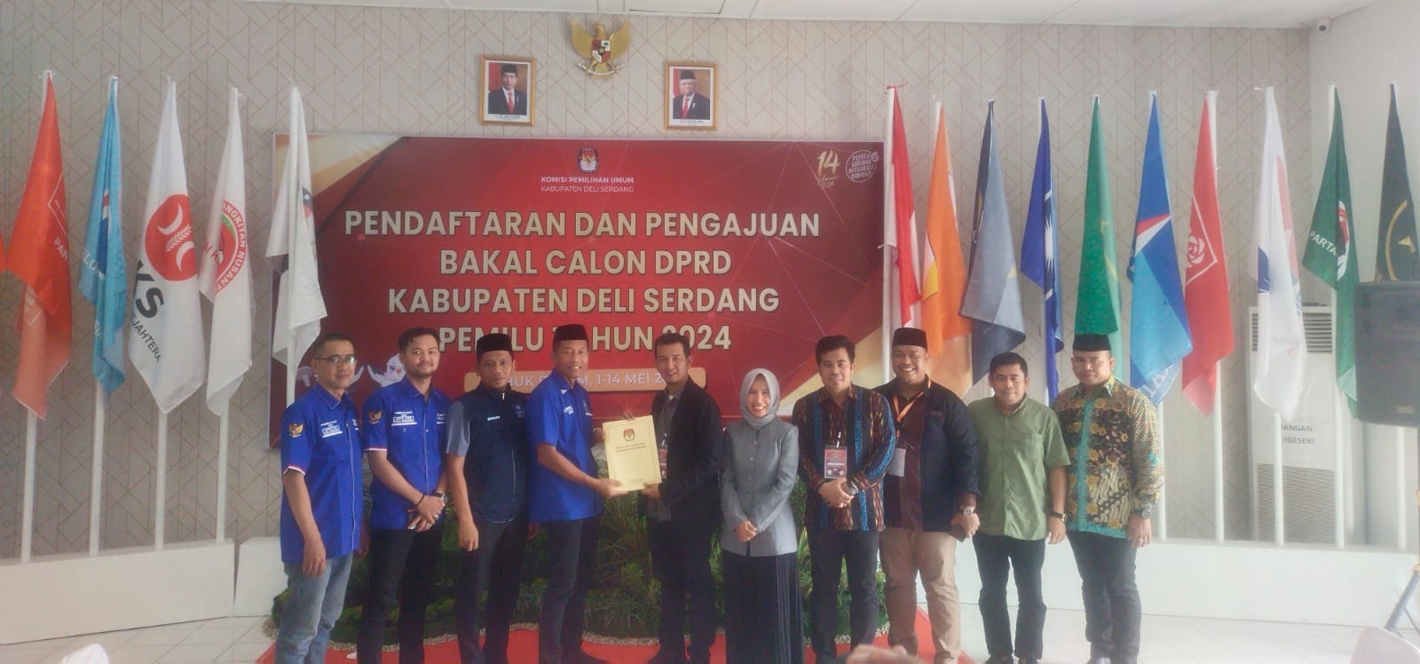 Teks Foto: Ketua DPD PAN Deliserdang Irawan didampingi Seketaris DPD PAN Deliserdang Bayu Sumantri Agung saat menerima tanda terima berkas pendaftaran Bacaleg dari Ketua KPUD Deliserdang Syahrial Efendy. (Foto:Edward Limbong).