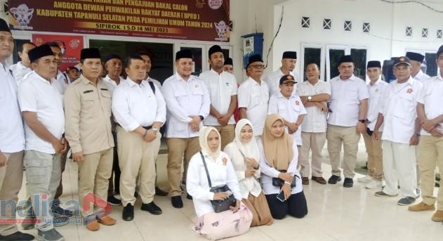 Berita Sore/Birong RT Teks poto: DPC Gerindra Tapsel poto bersama usai mendaftarkan bacalegnya ke KPU Tapsel Sabtu (13/5).
