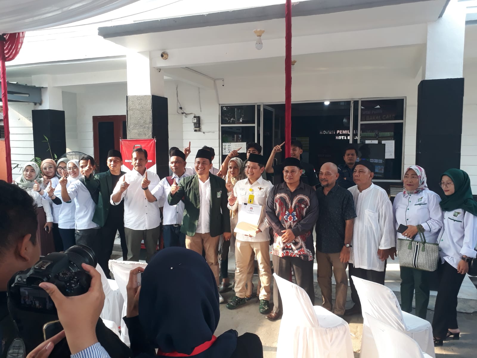 Keterangan poto: Ketua PKB Binjai berpoto bersama dengan pengurus dan ketua KPU (Foto:Nazelian Tanjung)