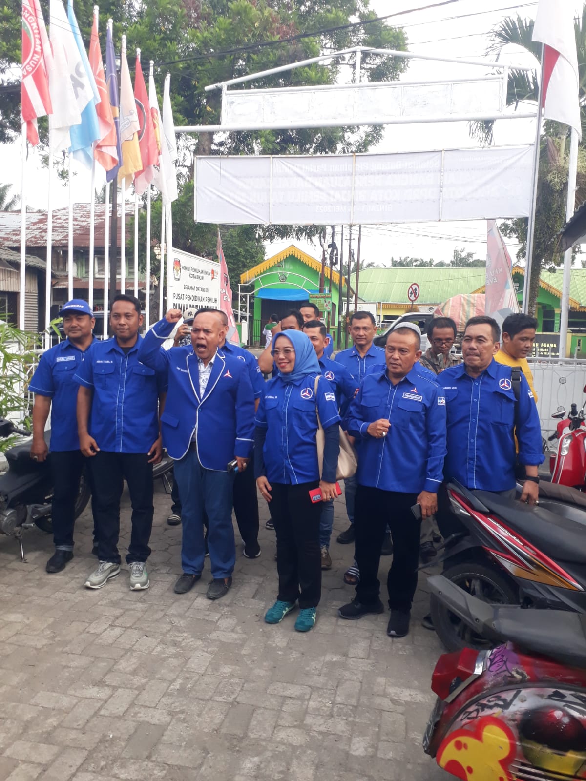 Keterangan poto: Rombongan Partai Demokrat ketika mendatangi kantor KPU Biniai dipimpin oleh ketua Partai Demokrat H Juli Sawitna Nasution(Foto:Nazelian Tanjung).