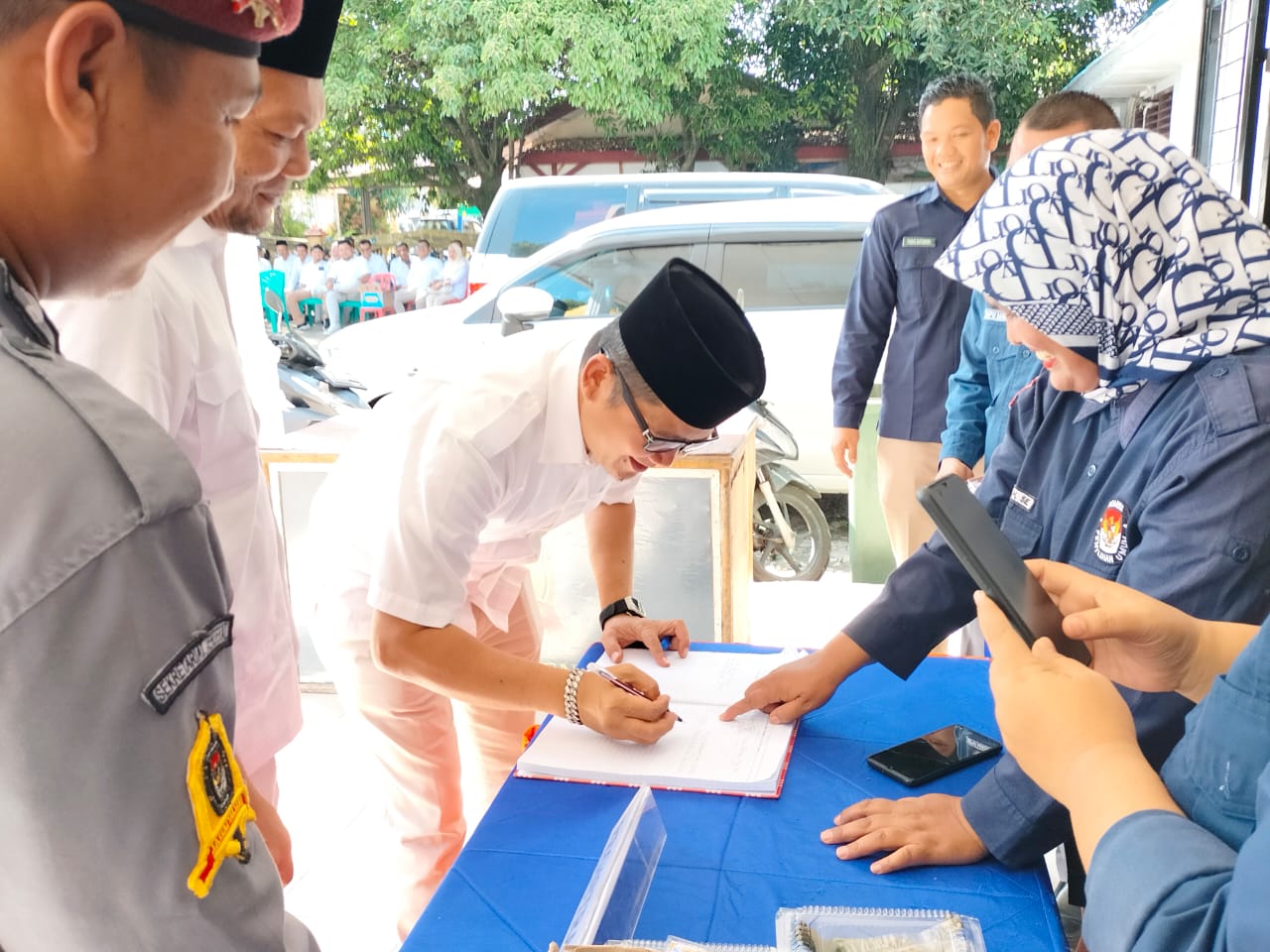 Teks foto Berita Sore/Ist Ketua DPC Partai Gerindra mendaftarkan 40 berkas bakal calon legislatif (Bacaleg) di ksntor KPU Madina.