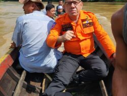 Teks fotoBeritasore/Ist
Kepala BPBD Madina Mukhsin Nasution, SSos, MM memimpin pencarian Kakek Palit duduga hilang di sungai.