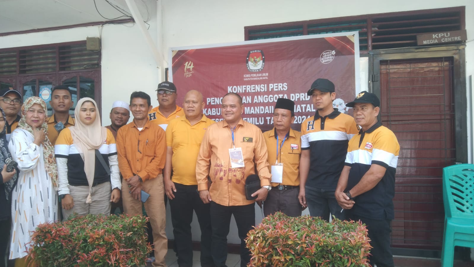 Teks foto beritasore/Ist Ketua DPC Hanura Madina H.Fahrizal Efendi Nasution, SH didampingi Sekretaris Dahlan Batubara, fungsionaris lainnya dan para bacaleg dari berbagai Dapil.