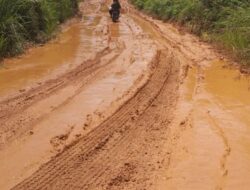 Teks fotoberitasore/Irham Hagabean Nasution
Pengendara sepedamotor berjibaku melewati jalan hancur lebur kawasan Banua Tonga.