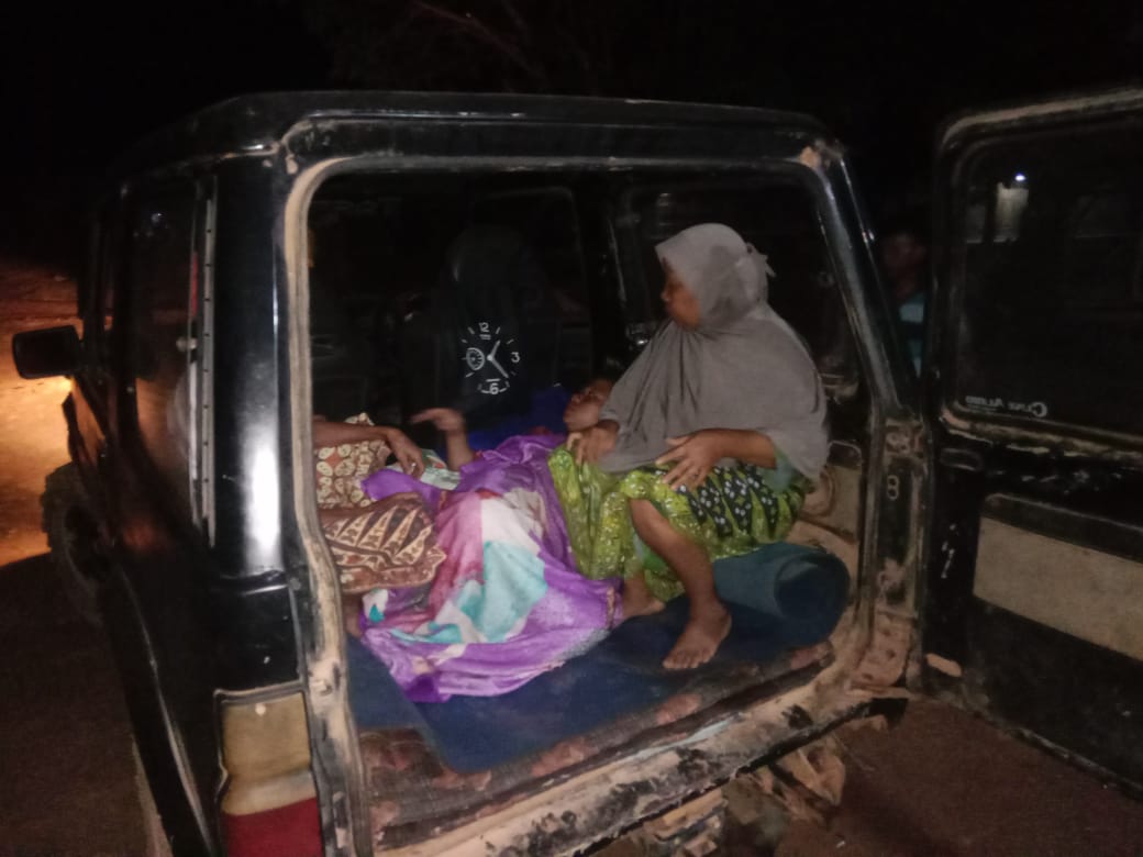 Teks foto Beritasore/ist Warga menderita sakit hendak dibawa ke rumah sakit, harus ditempuh dengan susah payah melewati kawasan Banua Tonga.