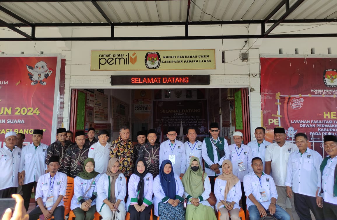 Keterangan Gambar: Ketua PKB Palas, H. Fahmi Anwar Nasution dan kader berfoto bersama Komisioner KPU Palas usai menyerahkan 30 berkas bacaleg PKB. Sabtu (13/5) (Berita/Muhammad Satio)