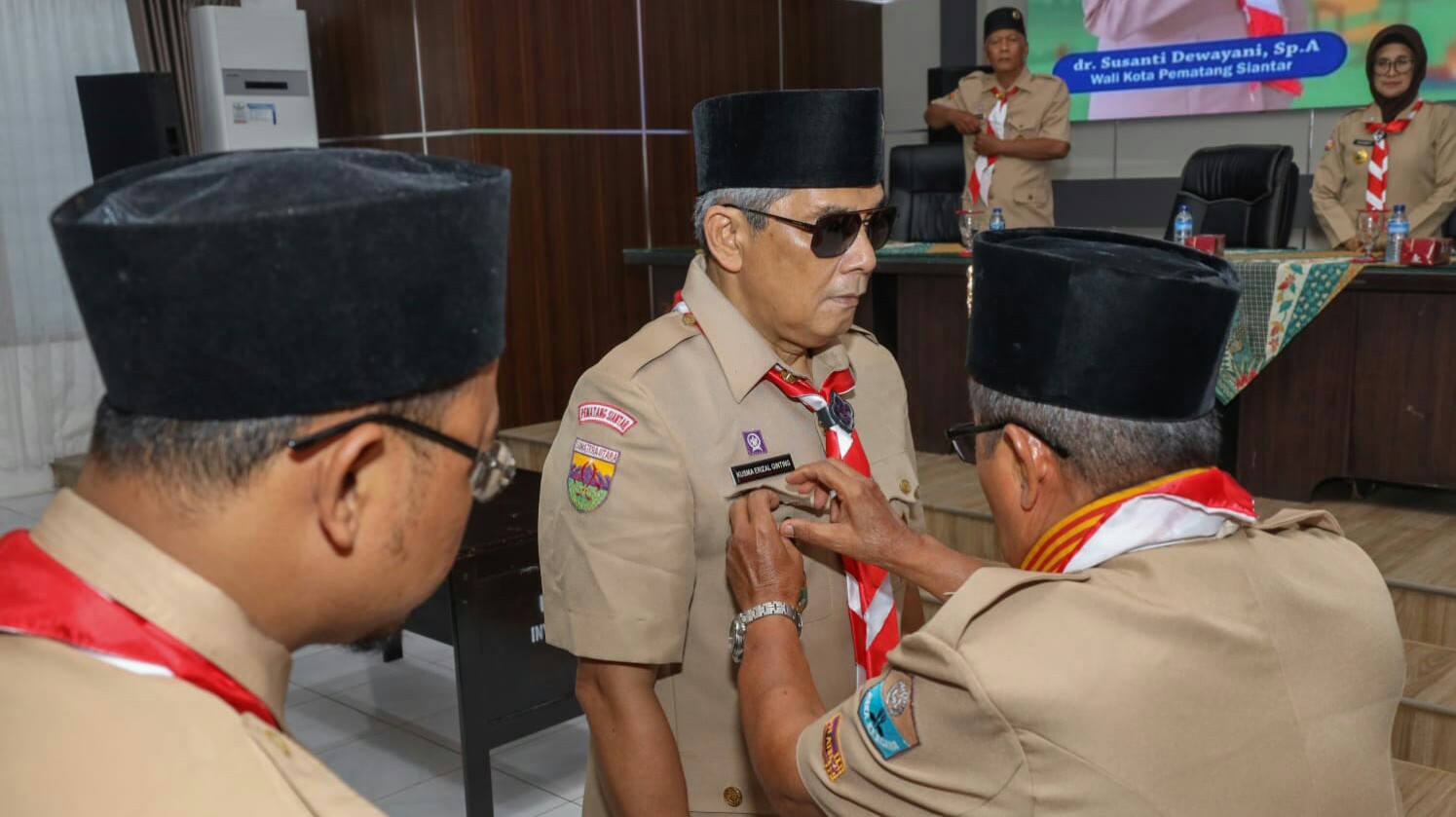 Keterangan foto: Ketua Majelis Pembimbing Cabang  Gerakan Pramuka menyematkan tanda jabatan dan melantik Kusma Erizal Ginting (dua kiri) sebagai Ketua Kwarcab Gerakan Pramuka Kota Pematangsiantar periode 2023-2028 saat  Muscab Kwarcab Gerakan Pramuka di ruang serbaguna BP3D Pemko, Jl. Merdeka, Sabtu (13/5).(ist).