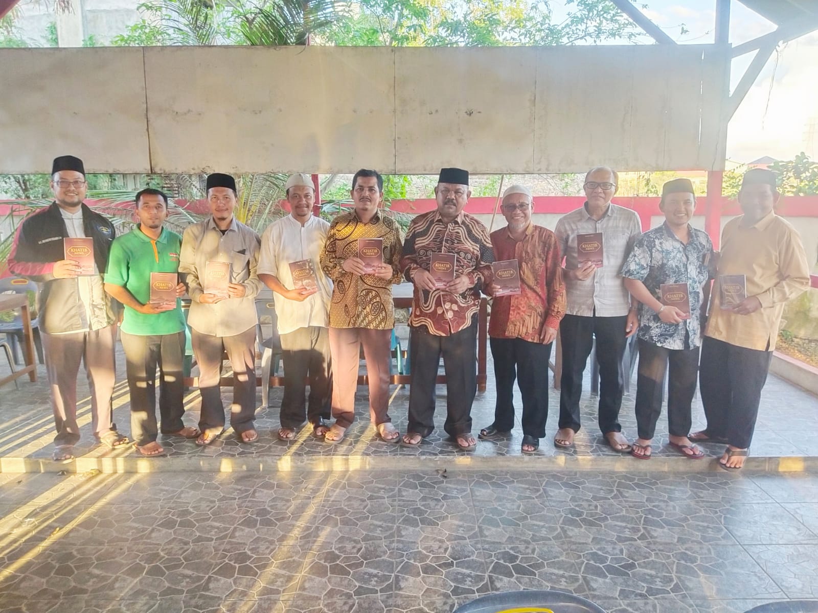 Teks foto: Kadis Syariat Islam Aceh Besar Rusdi, S.Sos (pakai kupiah hitam) bersama dengan BKM Se Aceh Besar, dalam rangka pendistribusian buku khatib news di Lambaro, Aceh Besar, Sabtu (13/05/23). (Foto: T.Mansursyah)