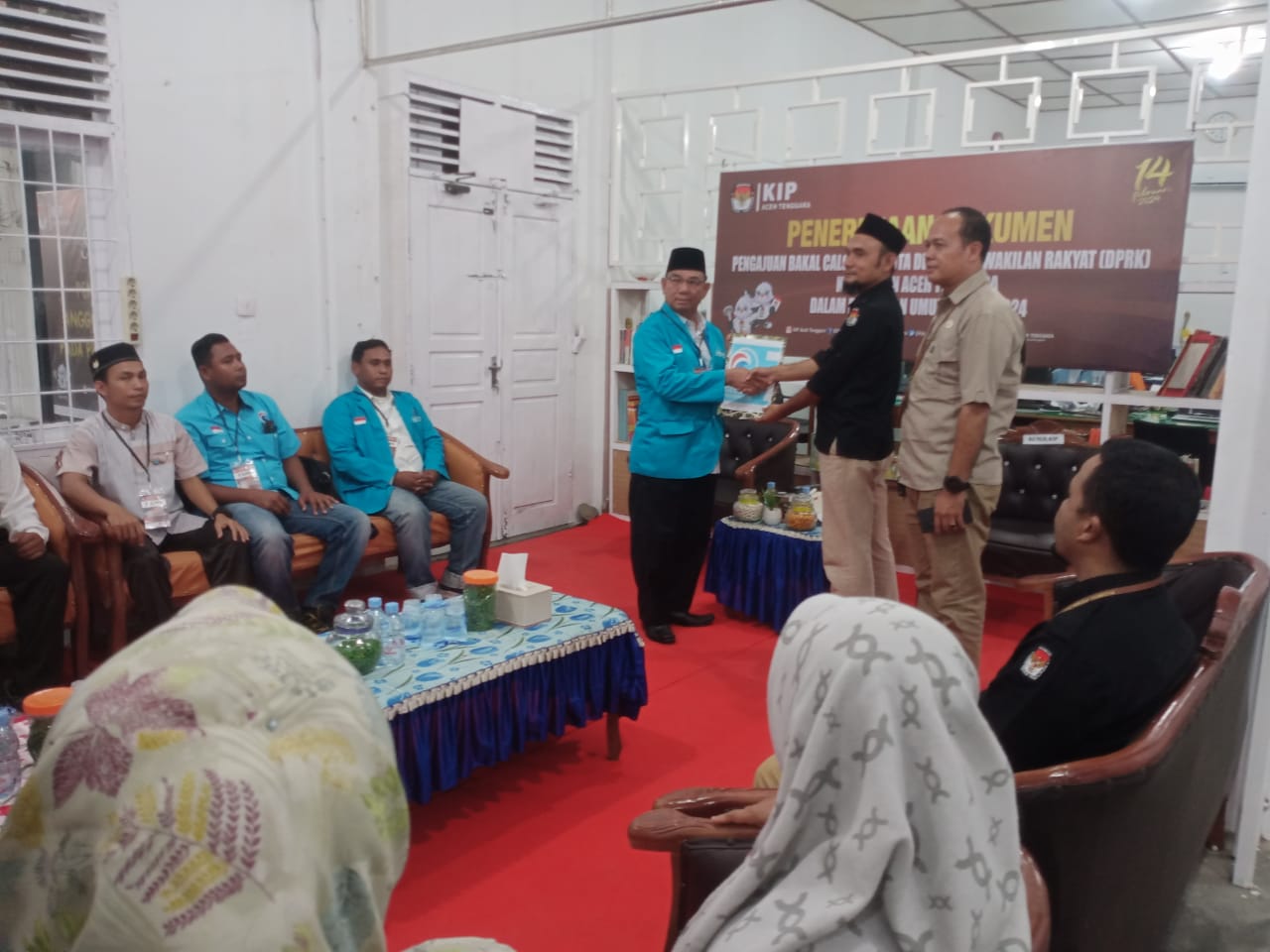  Tampak Ketua DPD Partai Glora Indonesia Kabupaten Aceh Tenggara Nasri Spdi menyerahkan berkas 30 nama bakal calon legeslatifnya pada Minggu petang (14/5) diterima langsung Sekertaris KIP Agara Supli Hadi. Berita Sore/Husaini Amin