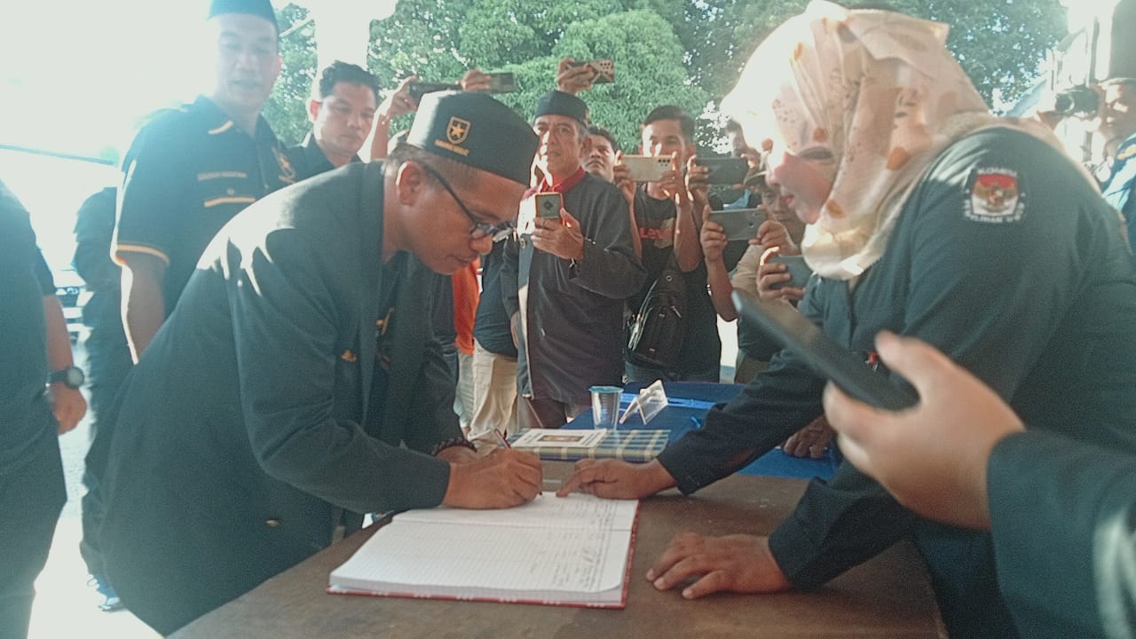 Teks foto berita/ist Ketua DPD Partai Ummat Mandailing Natal, H. As. Imran Khaitamy Daulay, SH menyerahkan 40 berkas pendaftaran bacaleg di kantor KPUD Madina.