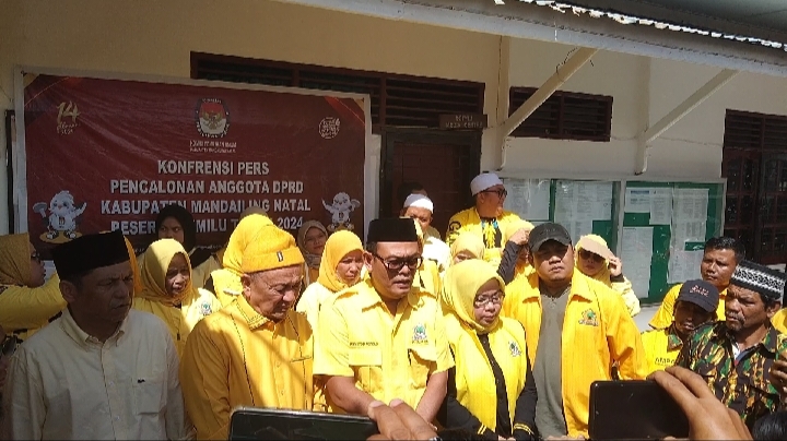 Teks foto berita/Ist Rombongan dipimpin Sekretaris Partai Golkar Madina Erwin Efendi Nasution didampingi jajaran fungsionaris dan bacaleg usai menyerahkan berkas pendaftaran di KPUD Madina.