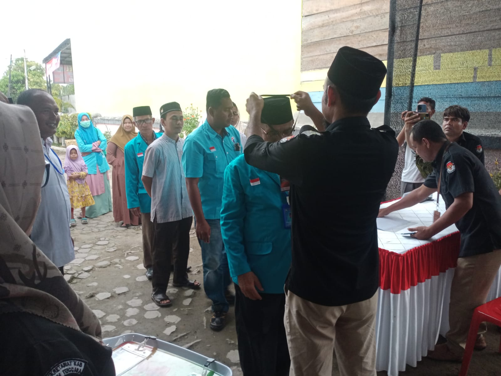 Tampak Sekertaris Komisi Independen Pemilihan (KIP) Kabupaten Aceh Tenggara Supli Hadi tengah menerima kehadiran Ketua DPD Glora Indonesia dan tengah mengalungkan kartu tamu di Kantor KIP Kute Galuh Kecamatan Lawe Bulan Kabupaten Aceh Tenggara Minggu Petang (14/5). Berita Sore/Husaini Amin