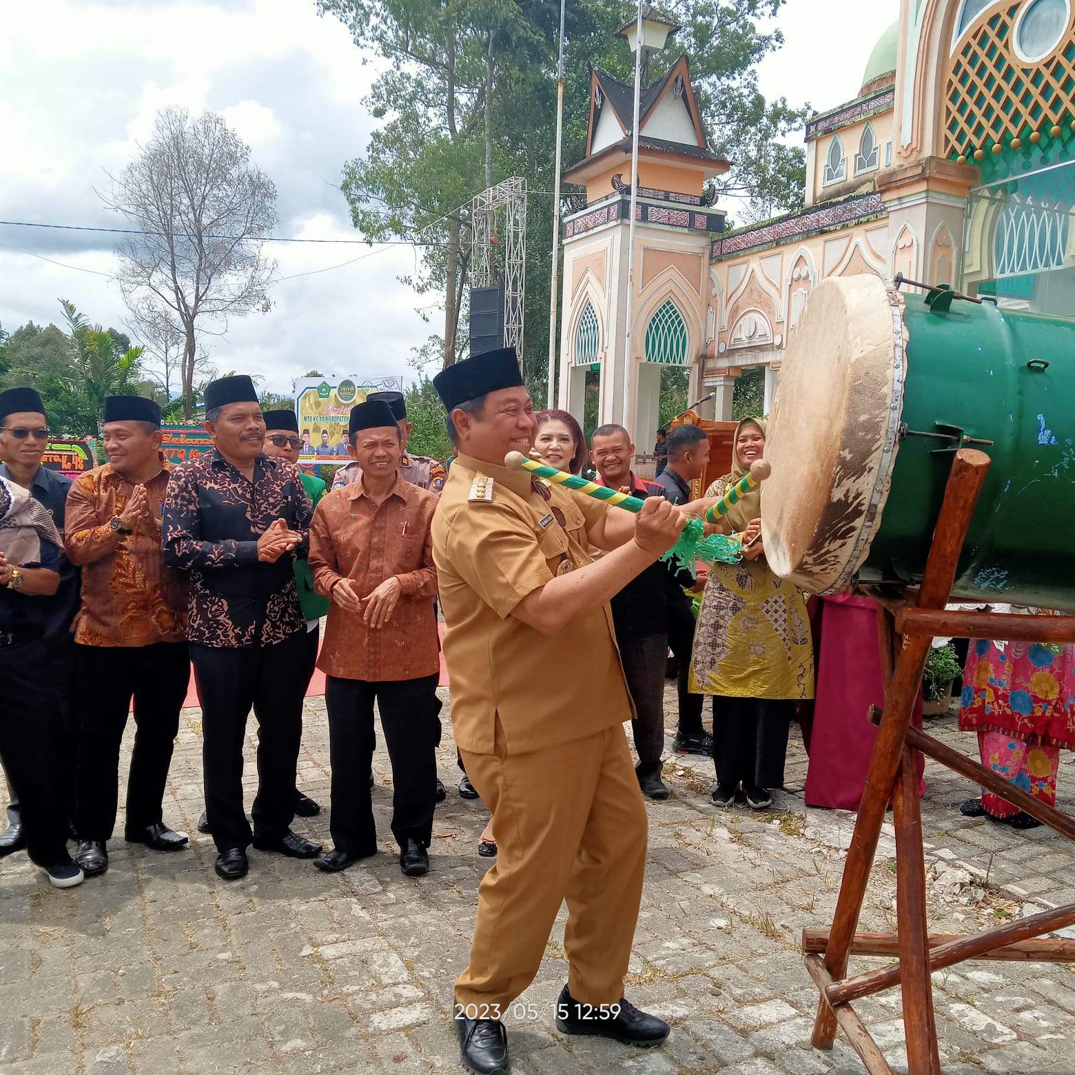 BUPATI Dairi Eddy Keleng Ate Berutu pukul Beduk tanda dibukanya MTQ ke-48 Kabupaten Dairi. Foto: Kartolo Munte.