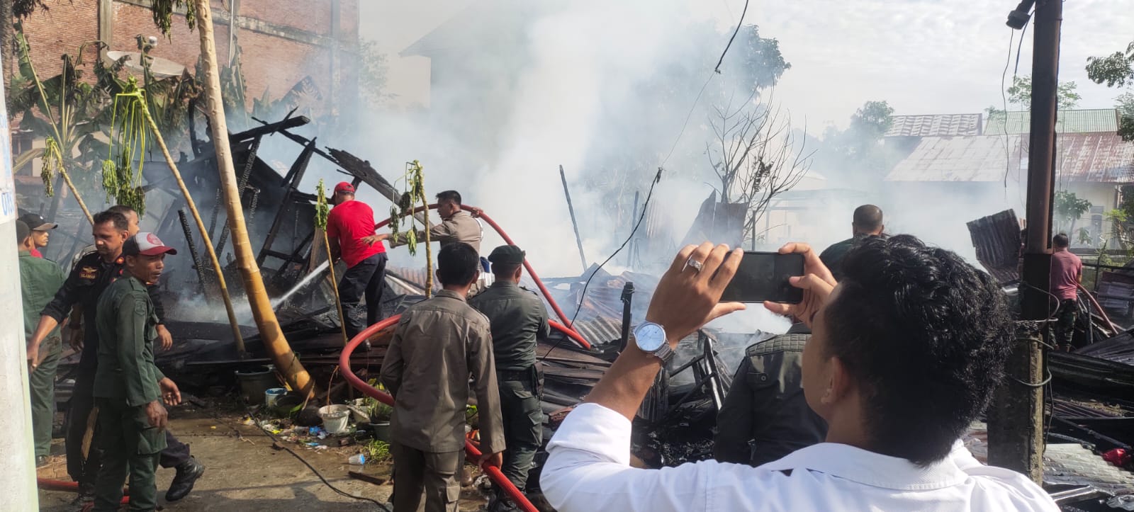 Keterangan foto: Petugas pemadam kebakaran dibantu oleh warga berupaya memadamkan api yang membakar dua unit rumah di Desa Kampung Jawa Baru, Kecamatan Banda Sakti, Kota Lhokseumawe, Senin (15/5).