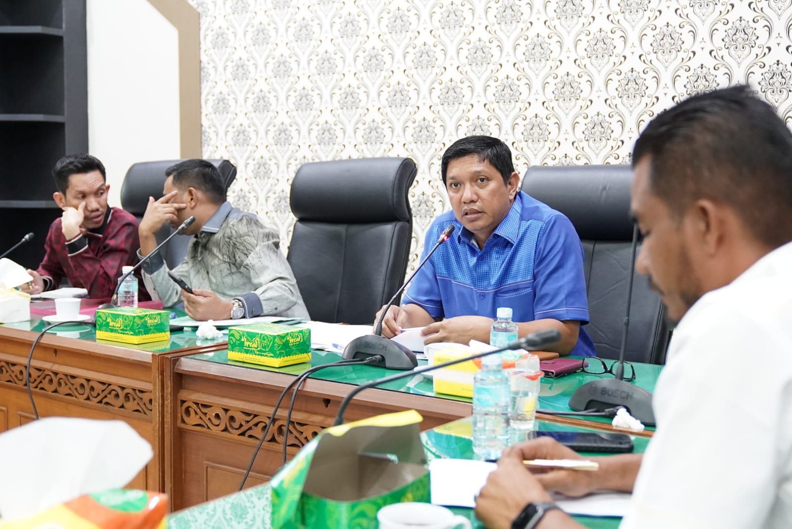 Pakai Baju Biru anggota DPRA dari Dapil 10, Fuadri menyampaikan harapan/aspirasi masyarakat Simeulue agar pembangunan jembatan Lalla yang ambruk di bangun secara permanen di tahun 2024. Foto Rapat bersama DPRA dengan SKPA/PUPR Aceh di Gedung DP Aceh, Senin (15/5). Foto dari Fuadri.Waspada/ist