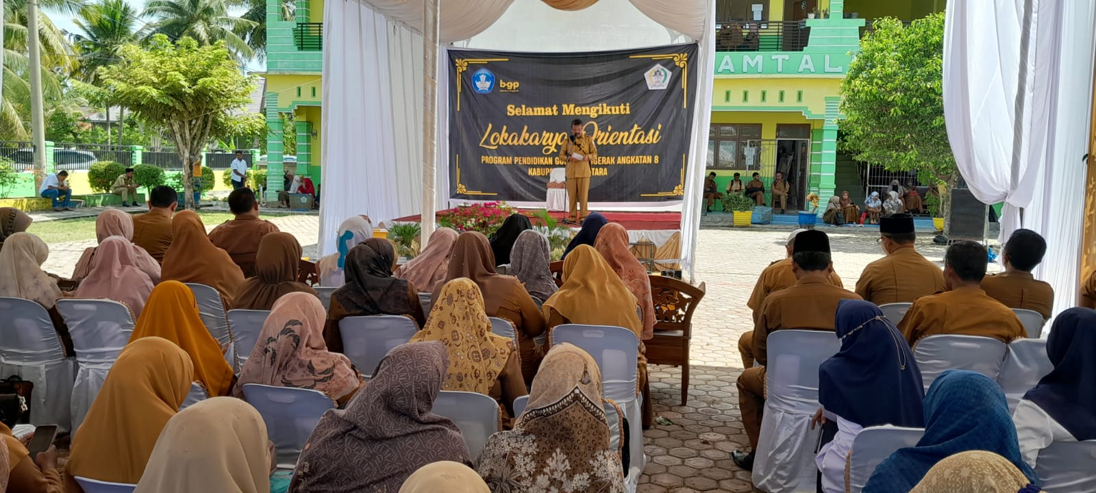 Teks Foto: Asisten III Aceh Utara, Adami mewakili Penjabat Bupati Aceh Utara, Azwardi Abdullah membuka kegiatan Lokakarya orientasi Program Guru Penggerak Angkatan 8 Tahun 2023 di SDN 1 Syamtalira Bayu.